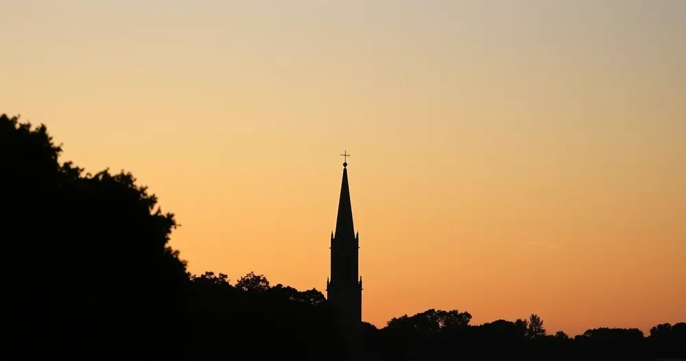 Torre de um grande santuário vista de longe contra o céu do entardecer